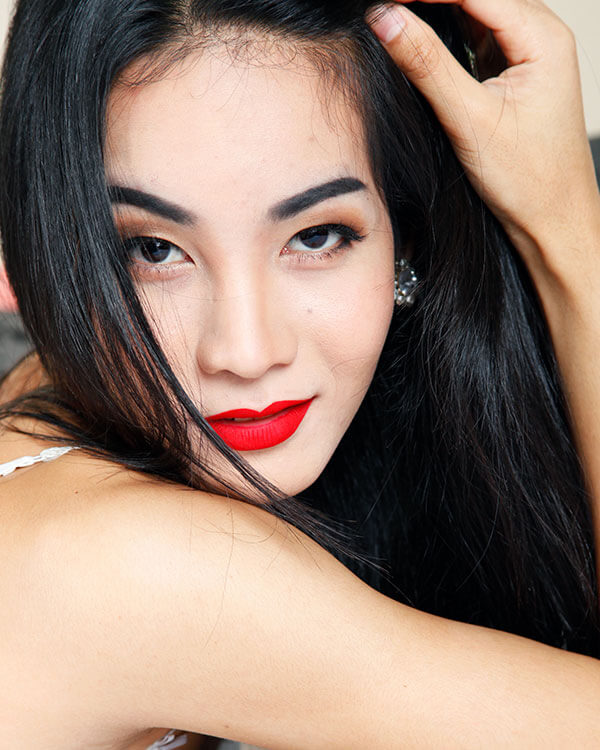 Confident t-girl chatting